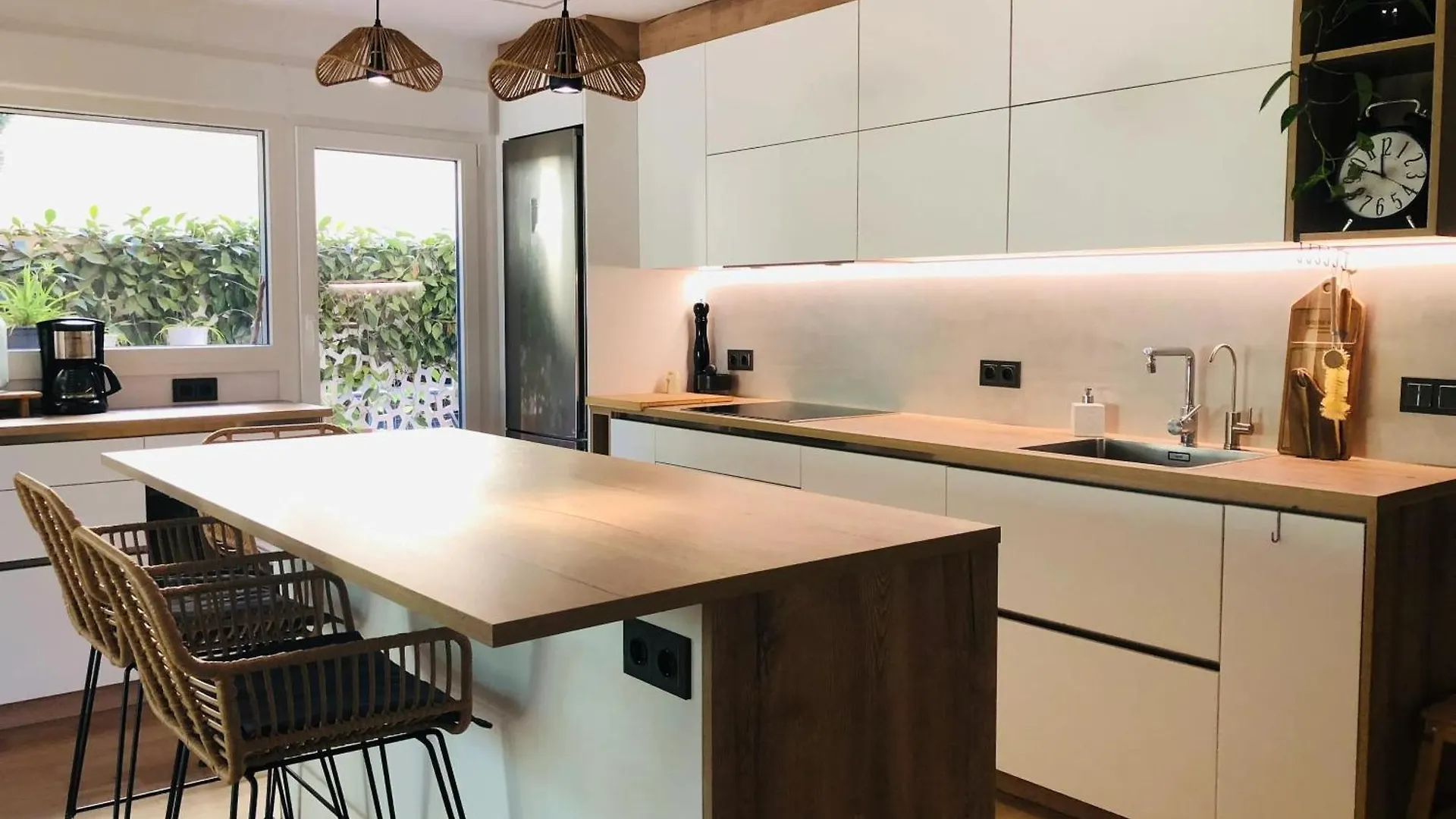 Elegant Marbella Poolside Apartment